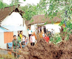 Angin Kencang Hancurkan Rumah