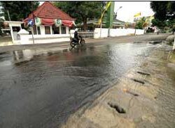 Selokan Jalan Borobudur Meluap