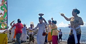 Sambut Hari Raya Nyepi, Ratusan Umat Hindu Gelar Melasti di Pantai Boom