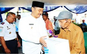 Wabup Yusuf Widyatmoko Bagikan Sembako Gratis di Pelabuhan Tanjungwangi
