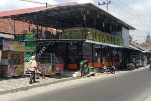 Regent Anas Complains about the Mushrooming of Modern Shops under the guise of Cooperatives in Banyuwangi