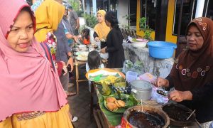 Mengintip Pasar Kuliner Kemiren yang Sediakan Kue dan Makanan Tradisional Segar