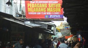 Return “Membandel”, Pedagang Pasar Sore di Pasar Genteng Ditertibkan