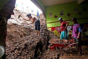 Heavy rain, Dinding Sekolah Jebol Terkena Longsor