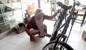 Kisah Nenek Mariyam, Cari Nafkah Jadi Tukang Tambal Ban di Banyuwangi