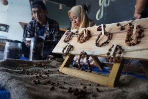 Kreatif, Pemuda di Banyuwangi Bikin Gelang dari Biji Kopi Arabica