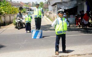 Students Become Impromptu "Traffic Police"., It was thought there was a police raid, Success in reducing accidents