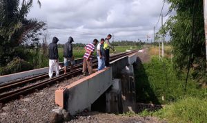 Asyik Main HP, Pemuda Asal Sempu Tewas Tersambar Kereta Api