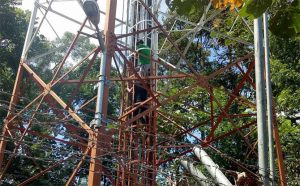 Cinta Tak Direstui, Pemuda Nekat Coba Bunuh Diri Naik Tower