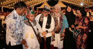 Banyuwangi Birthday, Bupati Anas Dihadiahi Syal Batik Karya Anak Difabel