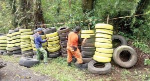 Sering Makan Korban Jiwa, Tikungan Sengkan Mayit Dipasangi Ban Bekas