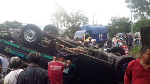 Hindari Motor di Tikungan, Pikap Muat Mainan Terguling di Kalibaru