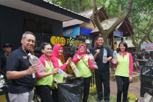 Sampah Plastik di Pulau Merah Bisa Ditukar Emas