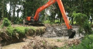 Minimalisir Terjadinya Banjir, Sungai Gonggo Pesanggaran Dikeruk