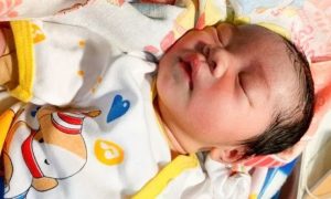 Dozens of Residents Fighting to Adopt a Beautiful Baby Found at the Kamling Post