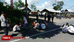 Rayakan Kelulusan dengan Corat-coret, Sejumlah Pelajar di Banyuwangi Dihukum Ngepel Jalan