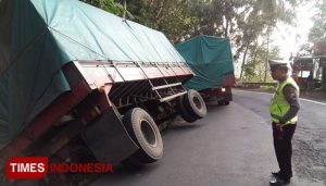 Truk Muatan Pupuk Terperosok di Jalur Gumitir