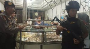 Before Eid, Police Tighten Security of Gold Shops and Banks in Banyuwangi