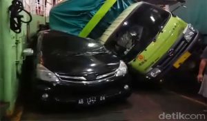 Kapal Dihantam Ombak, Truk Muatan Beras Terguling Timpa Mobil