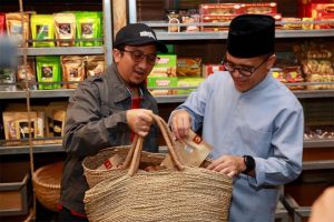 Bareng Keluarga, Yusuf Mansur Borong Kopi hingga Batik Banyuwangi