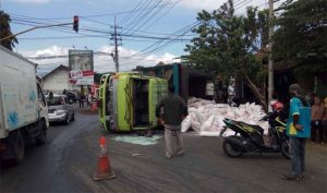 Truk Gandeng Muatan Pupuk Terguling di Simpang Tiga Sukowidi