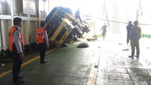 Truk Bermuatan Kayu Terguling di Dalam KMP Nusa Dua