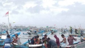 Bad weather, Grajagan Fishing Boat Capsized