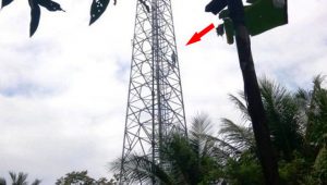 Remaja di Cluring ini Nekat Panjat Tower karena Tak Dibelikan Motor