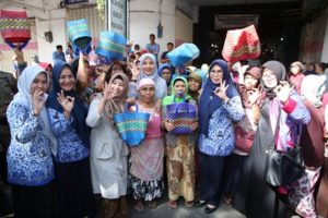 Kampanye Kurangi Sampah Plastik, Istri Bupati Anas Bagikan 500 Keranjang Belanja