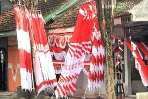 Penjual Bendera Mulai Menjamur