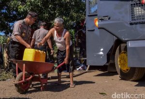 Use Watercanon, Banyuwangi Police Distribute Clean Water