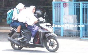 Polisi Ancam Tindak Pelajar Tak Berhelm & Boncengan Tiga