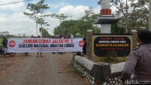 Material Tak Dibayar, Karyawan Lokal Banyuwangi Blokir Jalan Kebun Kalirejo PTPN XII