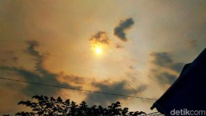 Langit Merah Hebohkan Warga Banyuwangi