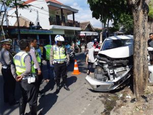 Mobil Xpander Tabrak Pohon di Giri, 5 Turis Rusia Terluka