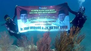 Nelayan Banyuwangi Ucapkan Selamat untuk Jokowi dari Dasar Laut