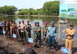 Peringati HUT ke 74, Anggota TNI Tanam 7 Ribu Bibit Pohon Mangrove di Pantai Pulau Santen