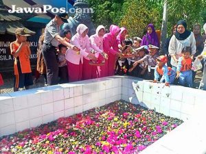 Peringati Hari Kesaktian Pancasila, Siswa TK Bayangkara Tabur Bunga di Lubang Buaya Cemetuk