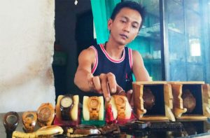 Pria Ini Sulap Limbah Kayu Jadi Jam Tangan