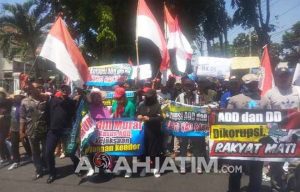 Hundreds of Residents Demonstrate at the Banyuwangi District Prosecutor's Office