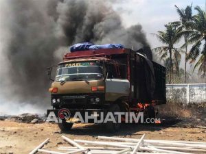 Truk Sarat Muatan Pipa Paralon Terbakar di Dekat SPBU Klatak