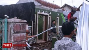 Atap Rumah Warga di Genteng Ambruk Diterjang Angin Kencang