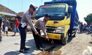 Seorang Pengendara Motor Tewas Terlindas Truk