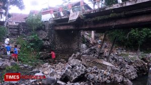 Tiang Penyangga Jembatan Penghubung Tiga Desa Ambrol