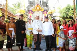 Wagub Bali Peringati Saraswati Bareng Umat Hindu di Banyuwangi