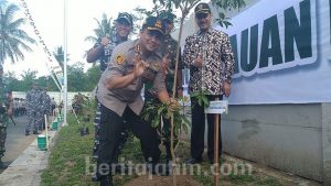 Personel Gabungan Tanam Ribuan Pohon Jaga Banyuwangi Hijau