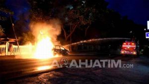 Minibus Terbakar Hebat di Kalipuro, Diduga akibat Korsleting