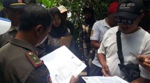 Banyuwangi Satpol PP Finds Illegal Alcohol at Homestay Mojo Surf Camp Pulau Merah