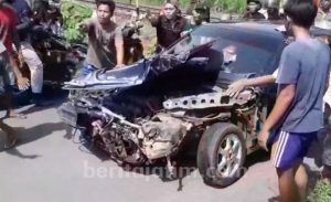 Sebuah Mobil Ringsek Tertabrak Kereta Api di Banyuwangi