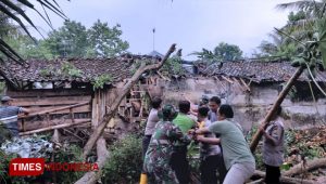 Sebuah Rumah di Srono Rusak Tertimpa Pohon